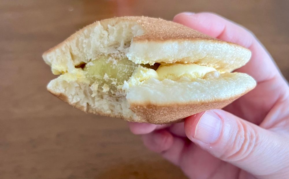 月見どら焼き（さつまいも餡の餅とカスタードクリーム入り）　肉厚だったので某ムタク氏みたいに某ック持ちしました。美味しかったです