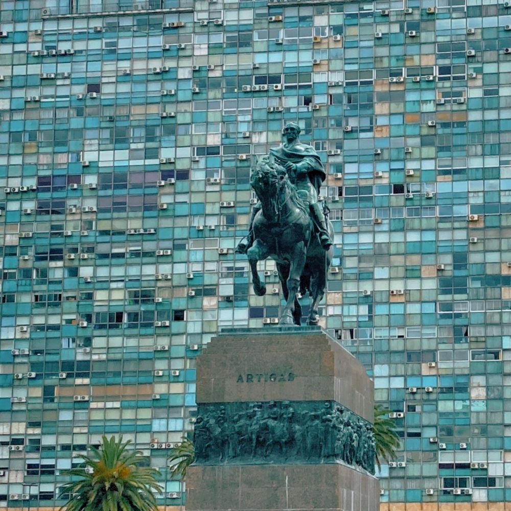 Estátua de artigos na praça independência em Montevidéu. 
