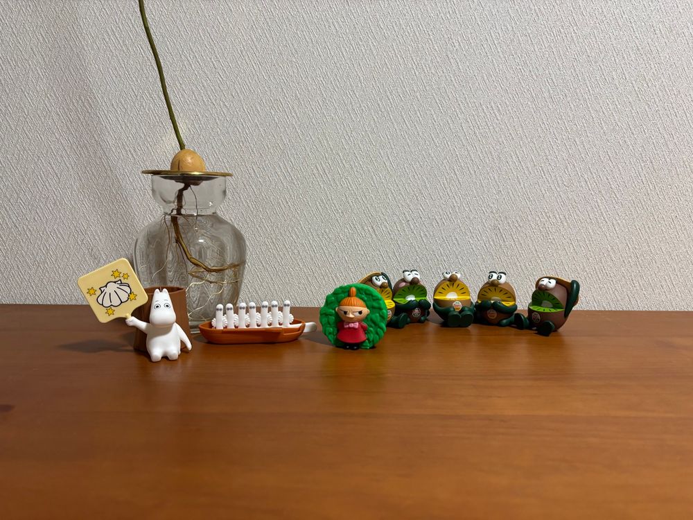 左からハッピーセットのムーミンのはぶらしホルダーニョロニョロのコーム、リトルミイのロールシール入れ
後ろにアボカドとキウイブラザーズ