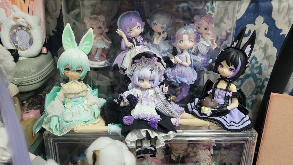 closeup of the middle section of doll tower