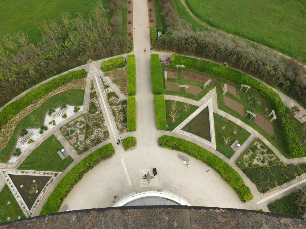 Vu du jardin au pied du phare de Chassiron