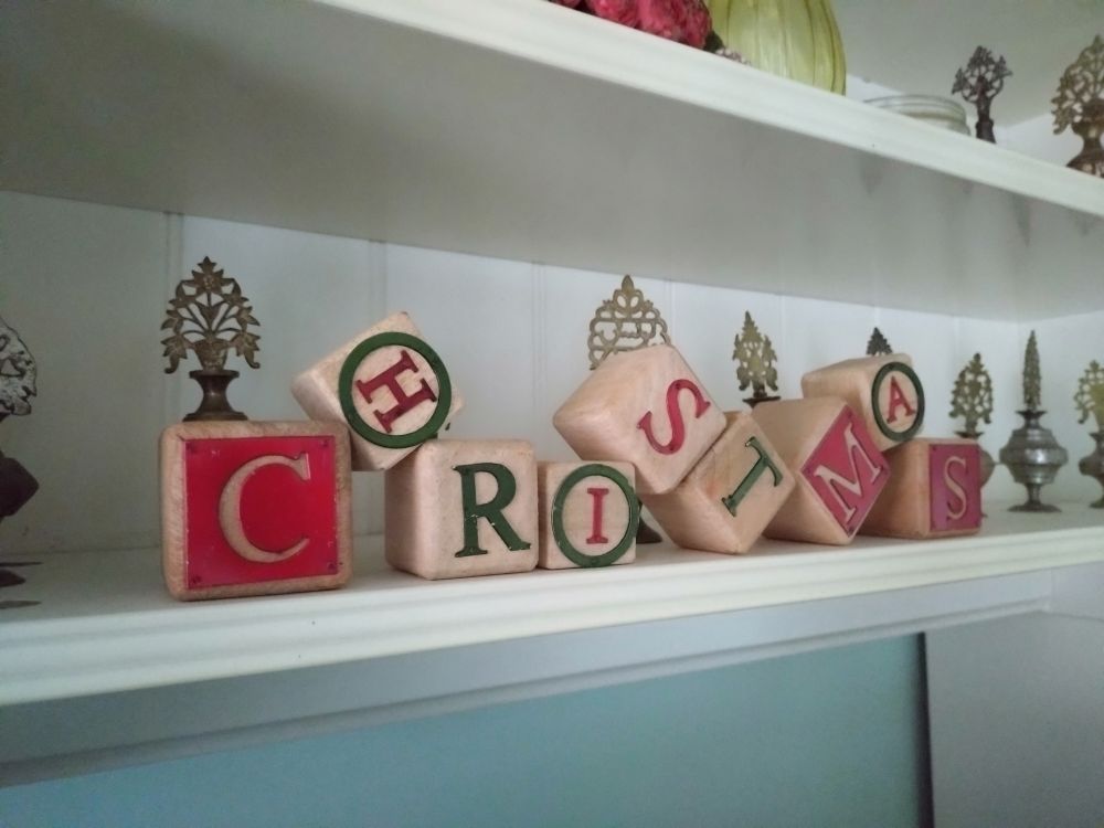 Wooden cubic blocks spelling CHRISTMAS
CHRISTMAS とスペルするよう並べられた木製の立方体のブロック