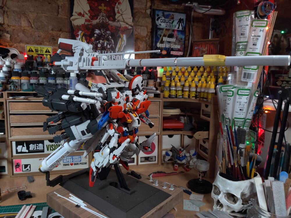 Overall assembly of the kitbash. This image shows the untrimmed barrel of the 303e Deep Striker as it was taken before restructuring the interior of the model and extensive backpack.