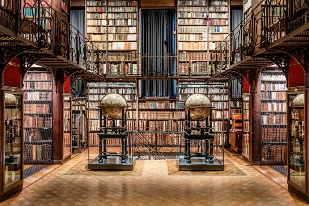 The Nottebohm room at the Hendrik Conscience Library. Against a 6m high wall of old books, two large globes (terrestrial and celestial).