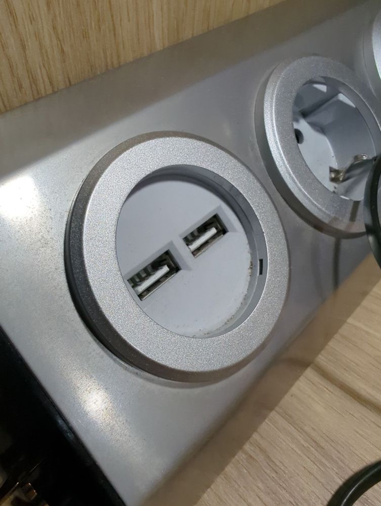 Eine Steckdosenleiste mit zwei USA A Steckern