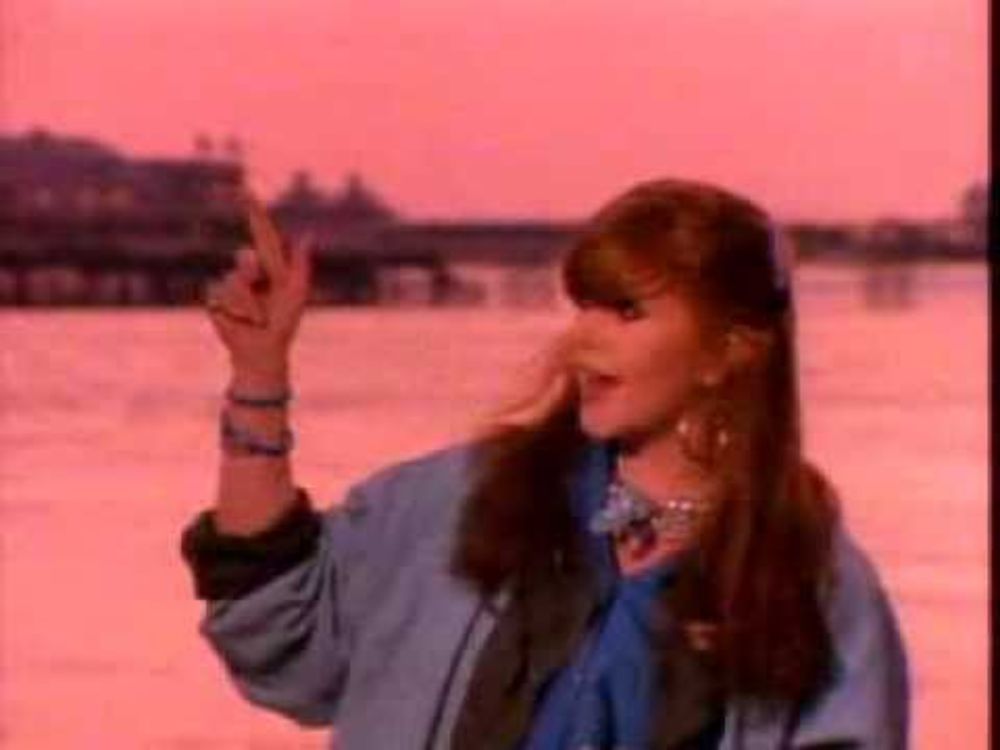 Kirsty MacColl - He's On The Beach