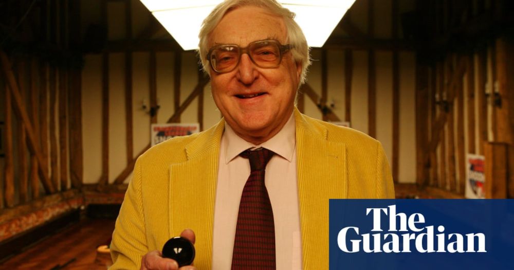 Clive Everton, much-loved snooker commentator, dies aged 87