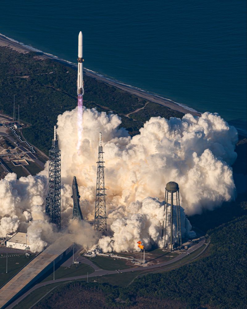 A photograph of Blue Origin‘s new Glenn rocket launching on second ever mission, this time carrying the escapade spacecraft for NASA. Photo credit Blue Origin.