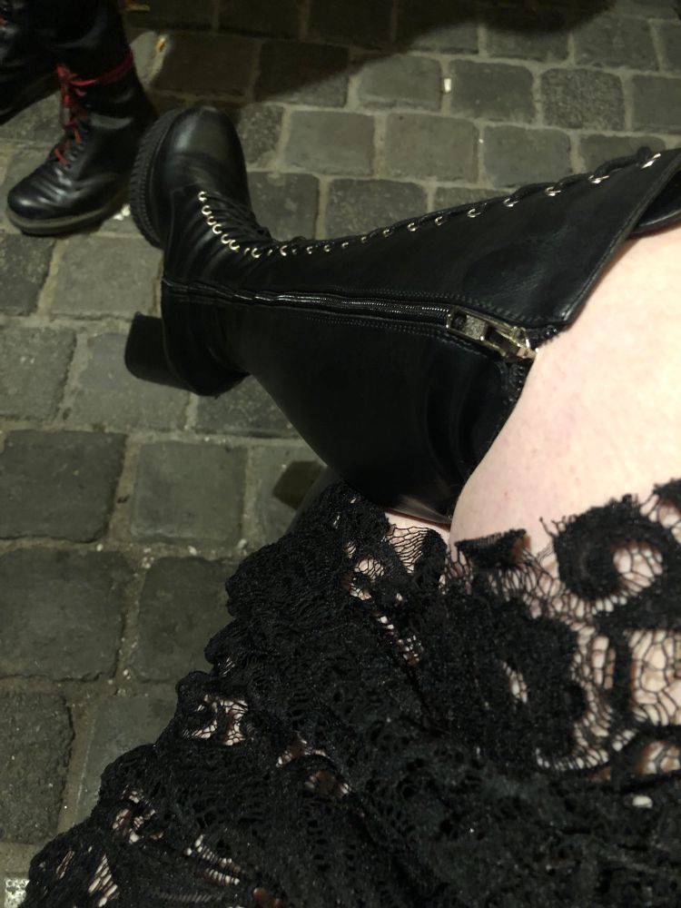 Sehr hohe, geschnürte Plateaustiefel