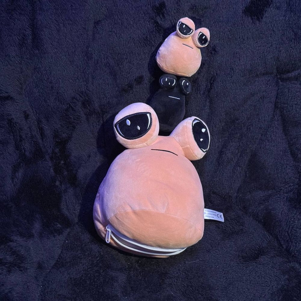 The big pouch pou is no longer upside down, and the small pous are stacked on top of its head.