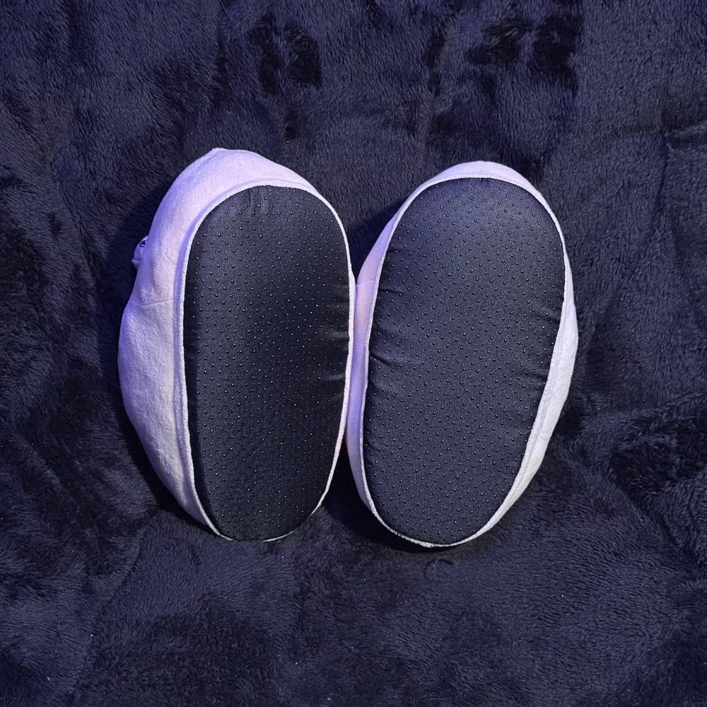 Same scene, but now we can only see the bottom of the pou shoes.