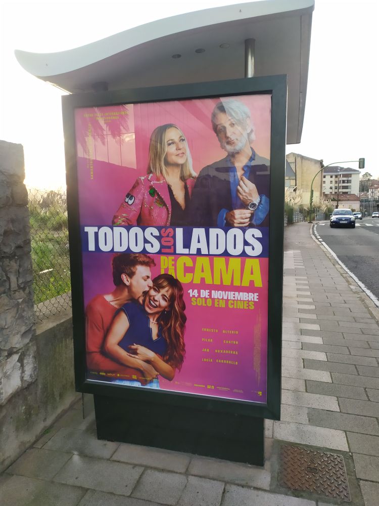 Poster de la comedia española "Todos los lados de la cama."