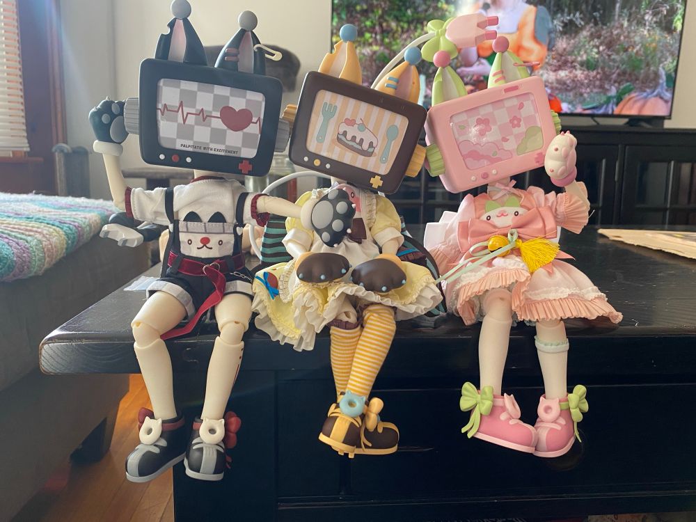 Cat.tv dolls in a row