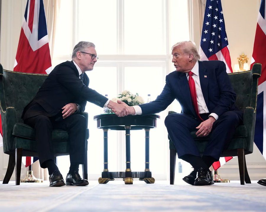 Trump and Sir Keir shaking hands.