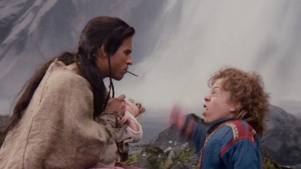 Willow (Warwick Davis) and Madmartigan (Val Kilmer) argue over what to feed Elora Danan (a baby)