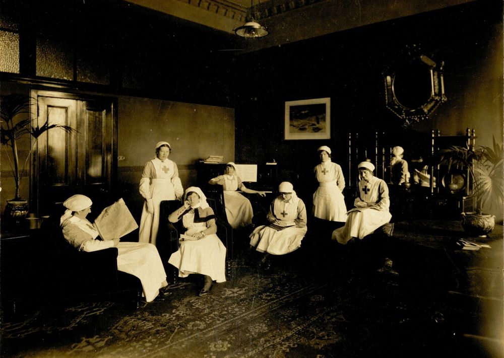 Nursing staff at Craiglockhart War Hospital (March 1917).