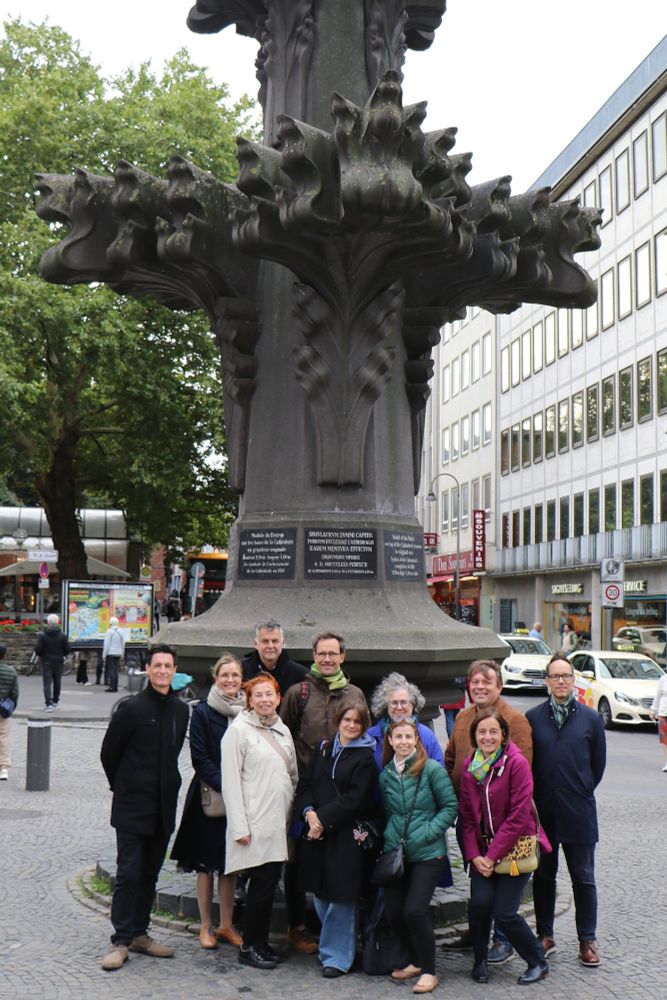Gruppenfoto vor der Kreuzblume am Kölner Dom