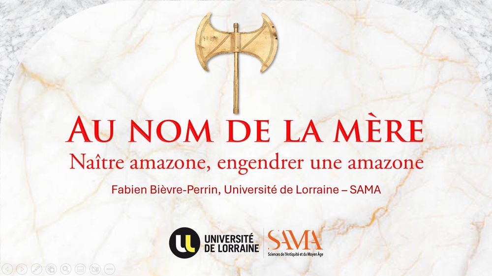 Page de titre "Au nom de la mère. Naître amazone, engendrer une amazone" avec une double hache sur un fond marbré. 