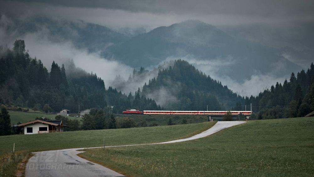 Eine 1020 zieht 4 Jaffa Schlieren auf einer Rampe durchs bild. Im hintergrund nebel und wolkenverhangene Berge.