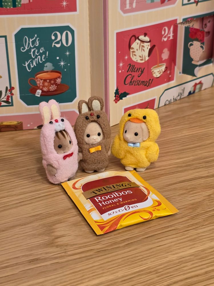 シルバニアファミリーがトワイニングのルイボスハニーを眺めている。