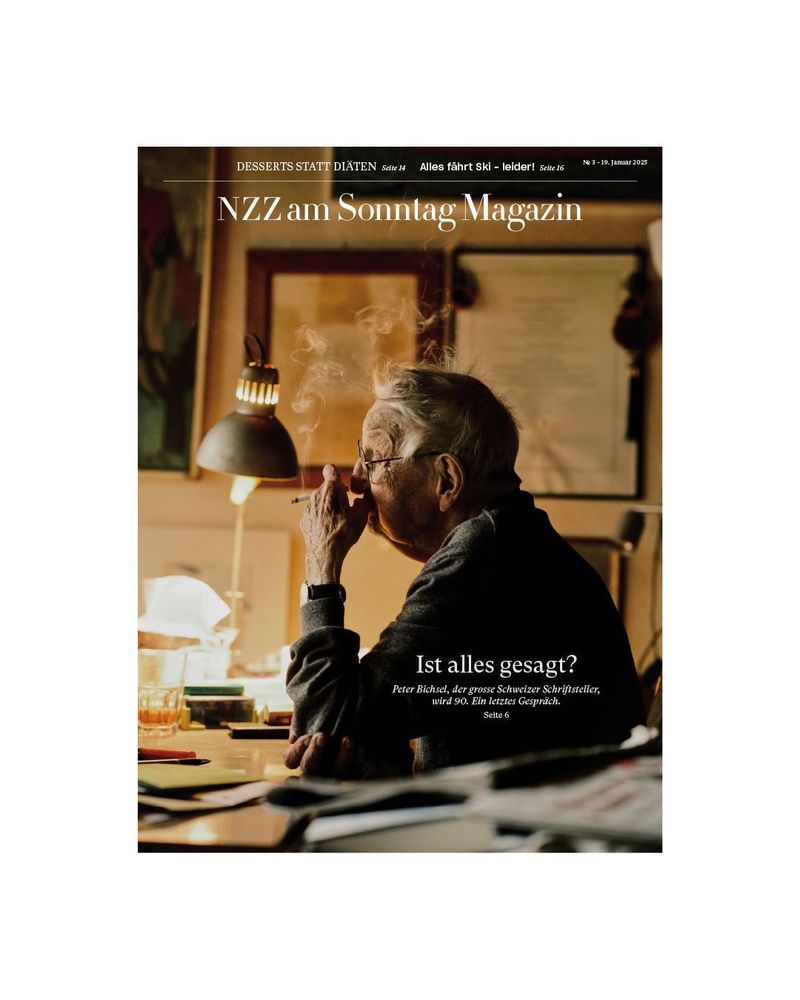Cover-Bild des neuen NZZ am Sonntag Magazins, darauf Peter Bichsel, umgeben von Büchern und Papierstapelnrauchend und nachdenklich in die Ferne schauend. Legende: Ist alles gesagt? Peter Bichsel, der grosse Schweizer Schriftsteller, wir 90. Ein letztes Gespräch. Seite 6
