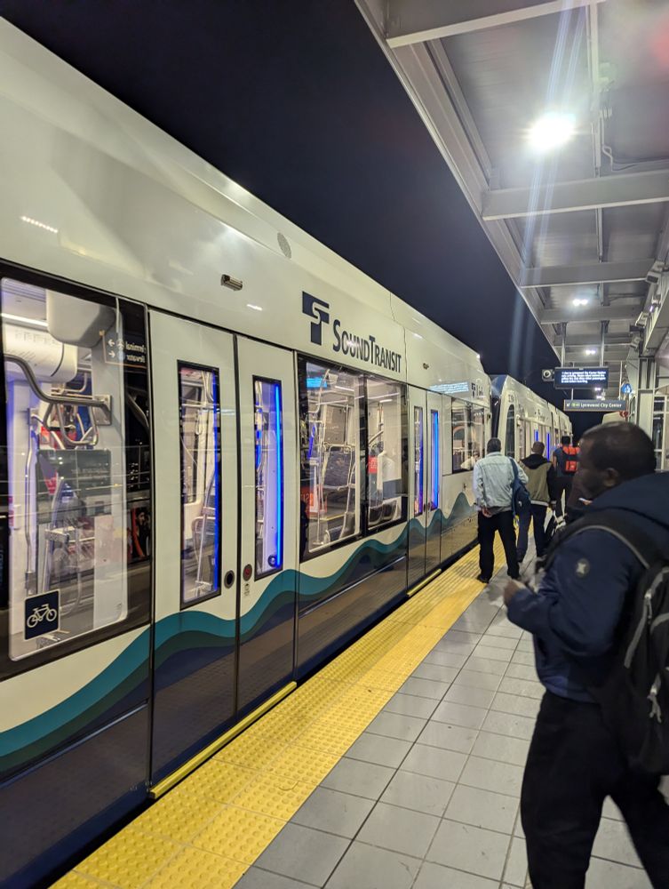 A sound transit link train to Lynnwood 