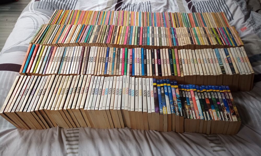 Pile de revues "Fiction" posées sur un lit