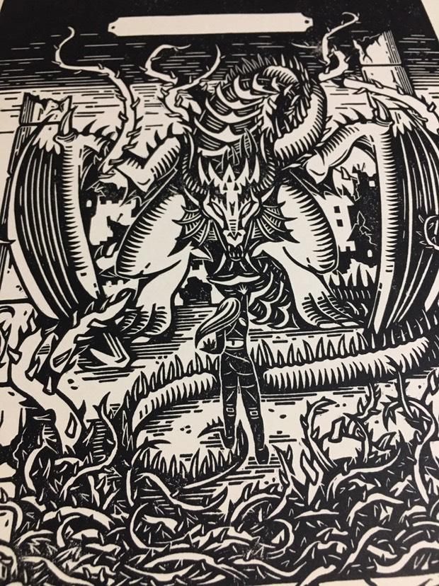 Linogravure représentant une jeune fille de dos faisant à une wyverne, au milieu des ronces.