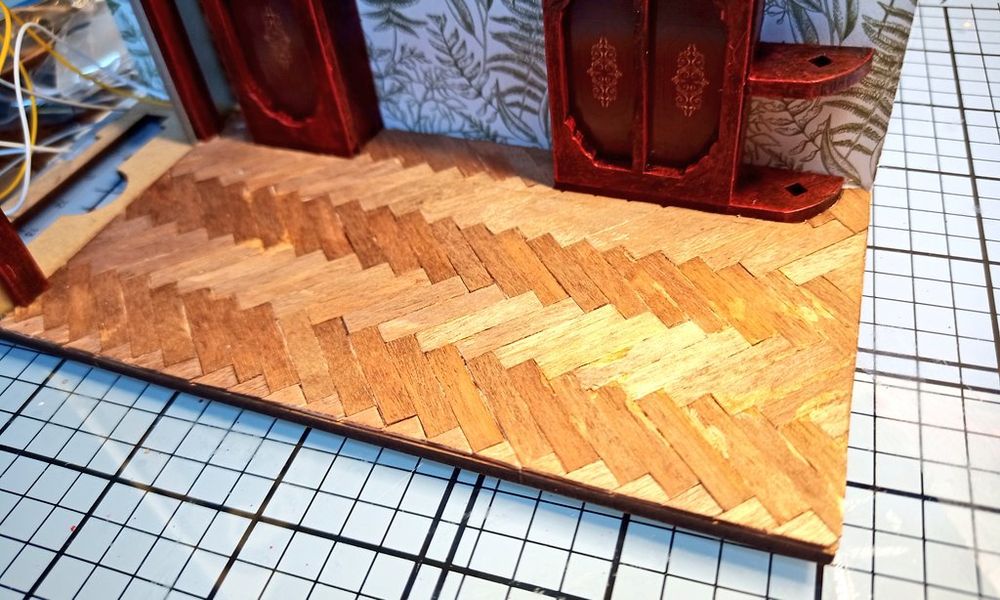 Potit parquet en chevron fait avec des touillettes à café 
