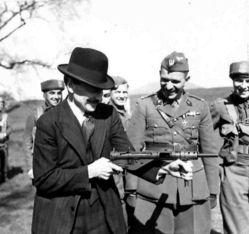 Attlee with soldiers in WW2