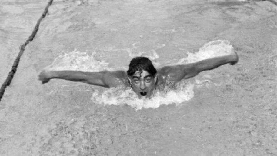Alfred Nakache schwimmt Freistil, Armbewegung Schmetterlingsstil, schwarz weiß Bild 