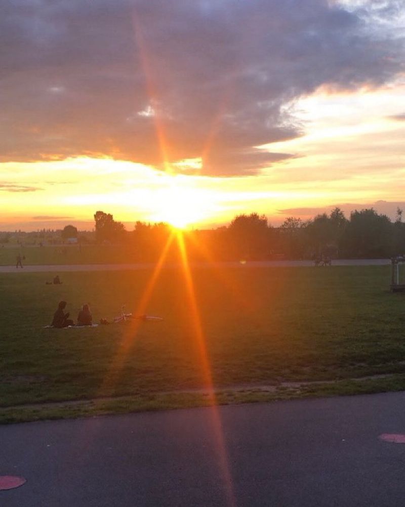 Sonnenuntergang auf dem Tempelhofer Feld 
