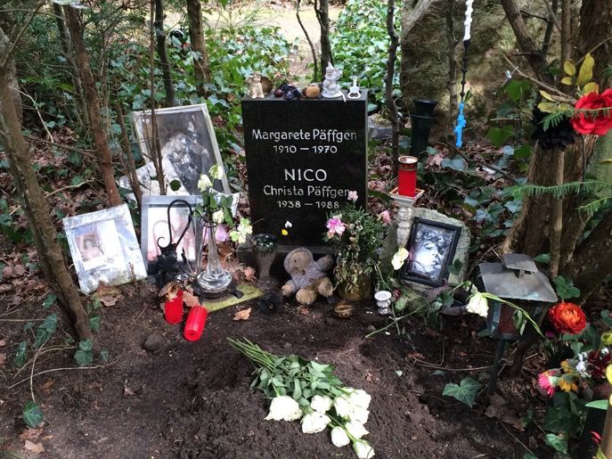 Das Grab von Nico (Christa Päffgen) in Berlin Grunewald. Auch ihre Mutter Margarete ist dort begraben. 