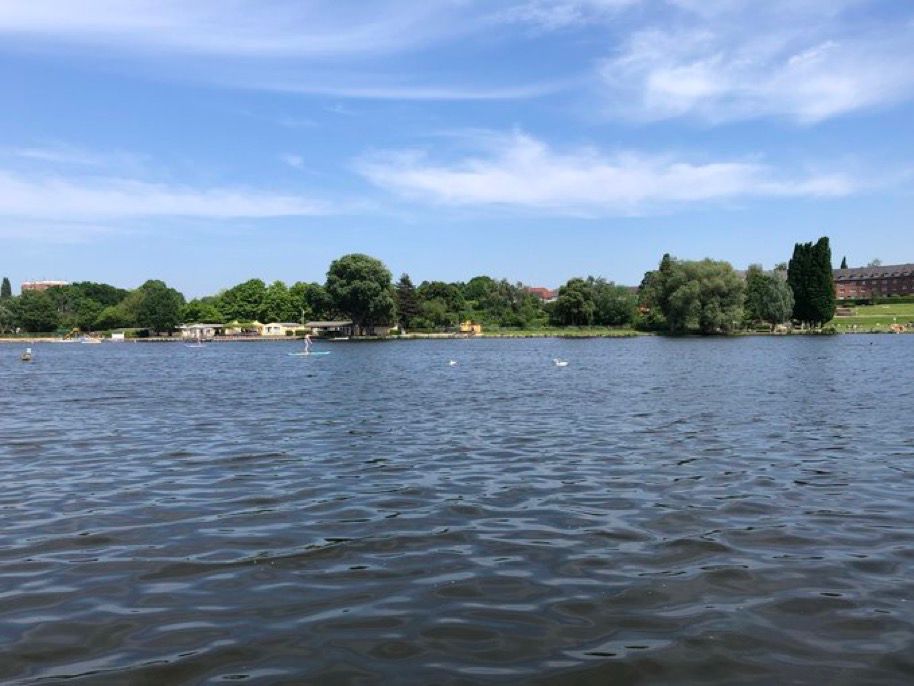 Die Dahme in Berlin, im Hintergrund das Strandbad Grünau