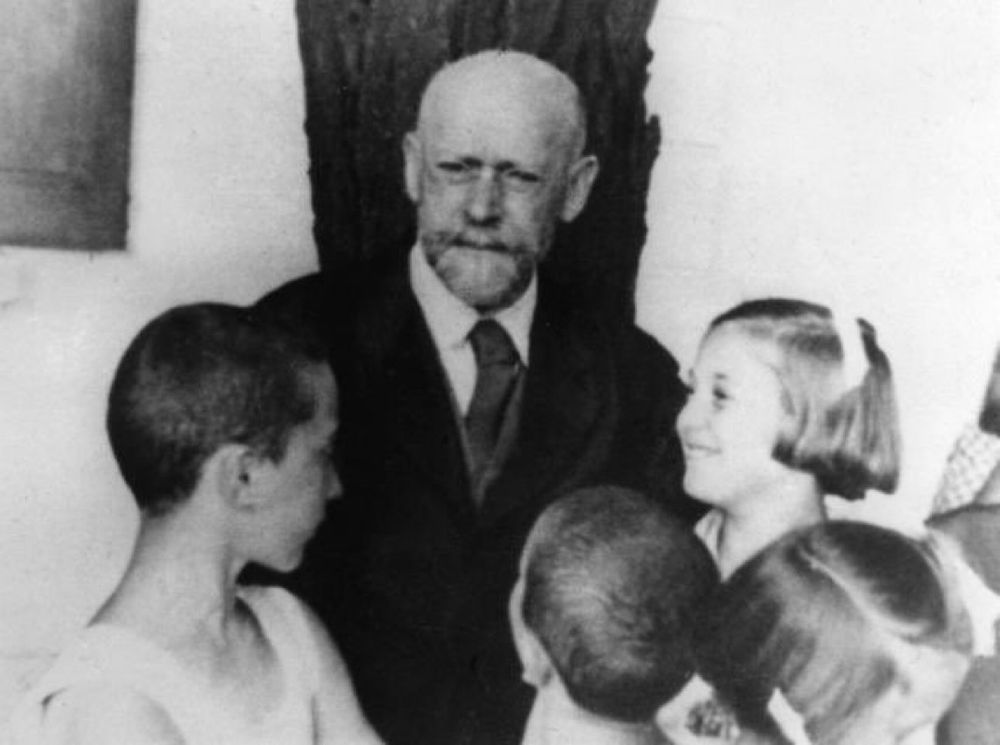 Janusz Korczak im Kreise von vier Kinder, schwarz weiß Bild 
