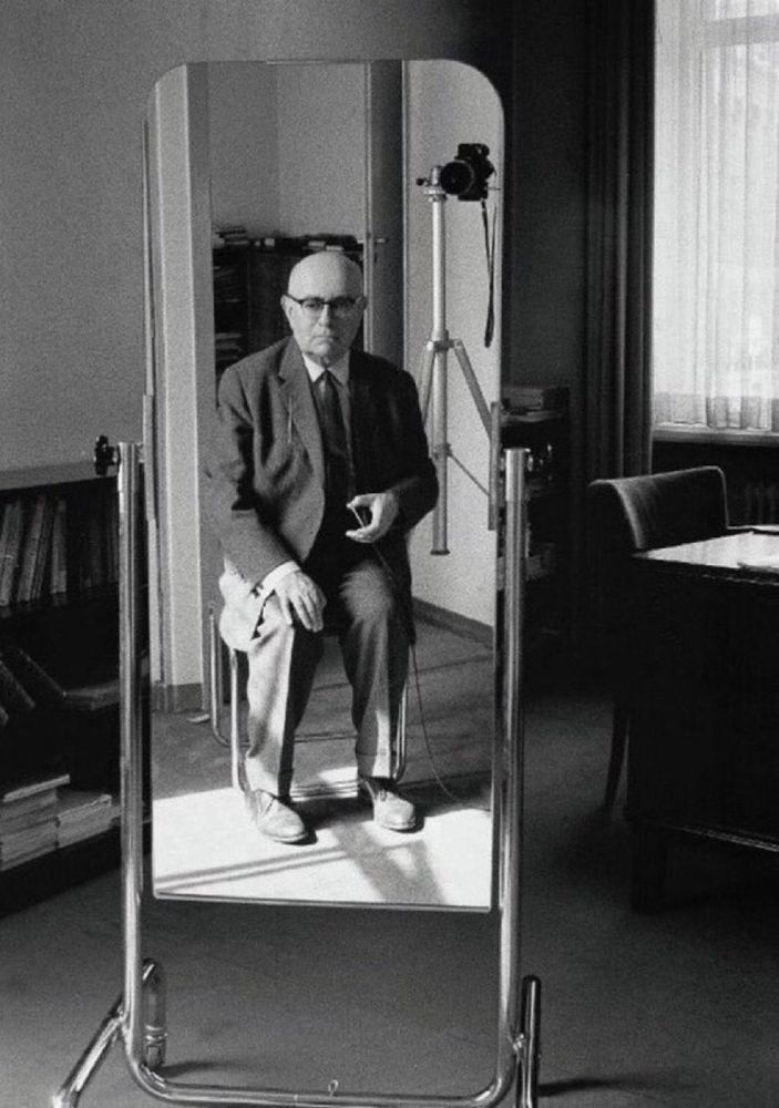 Adorno, Selbstporträt im Spiegel, schwarz weiß Foto