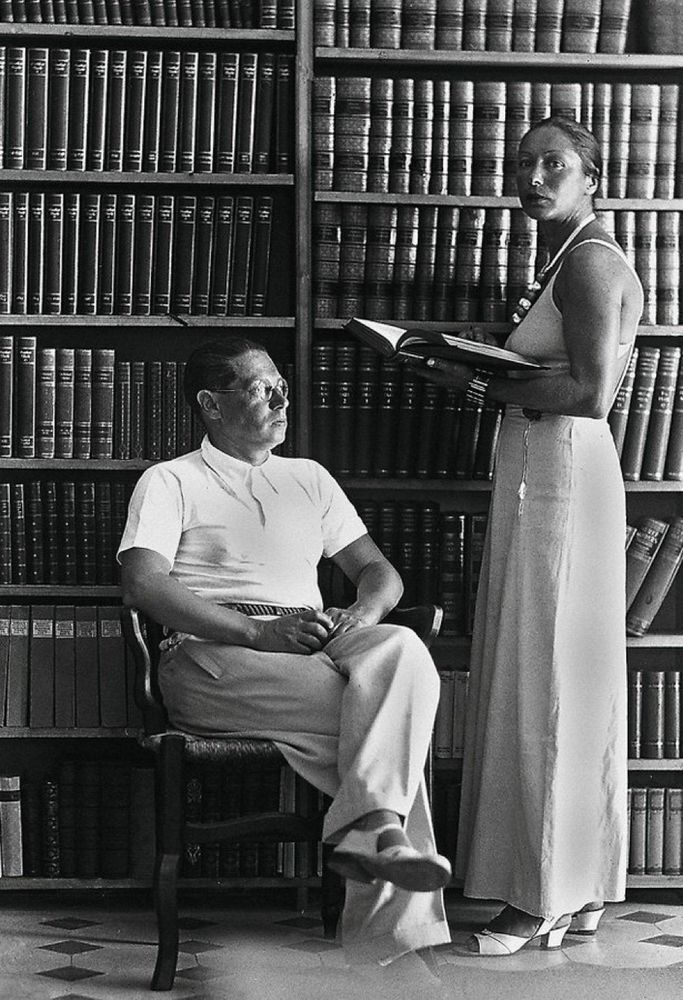 Lion und Martha Feuchtwanger vor einem Bücherregal, schwarz weiß Foto