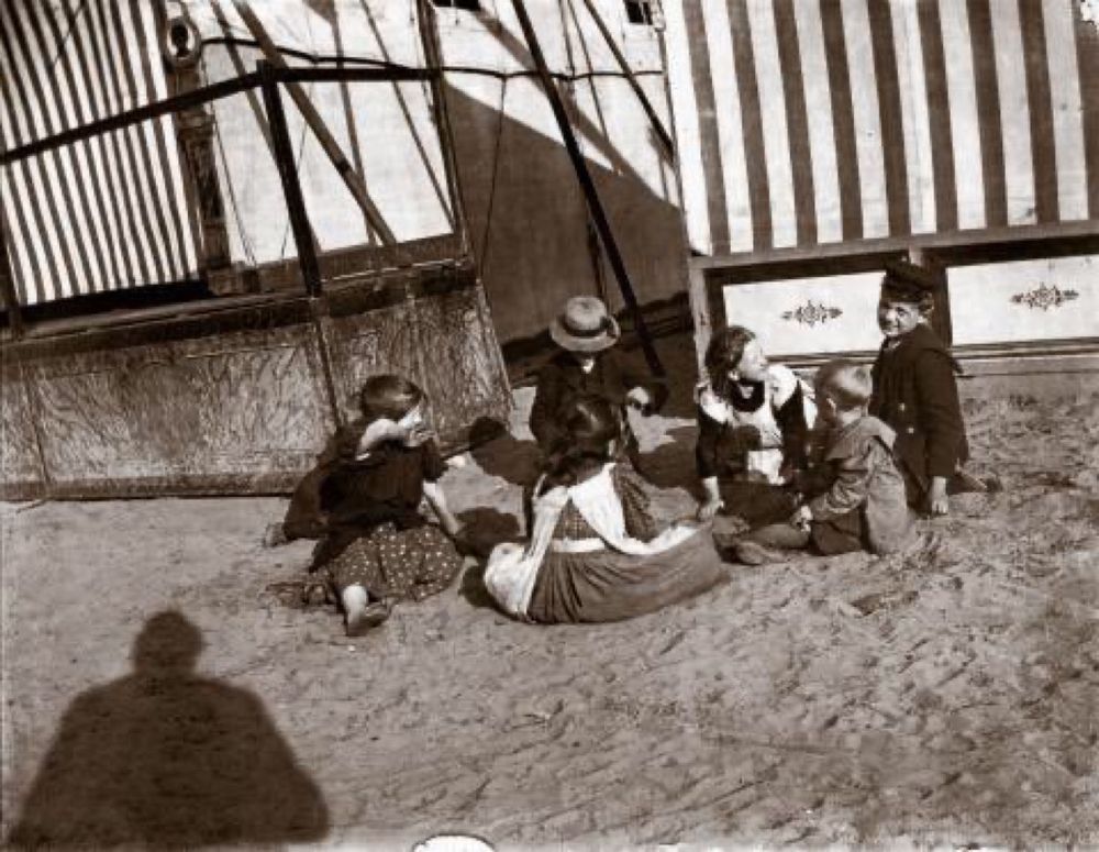 Schwarz weiß Fotografie von Heinrich Zille, spielende Kinder 