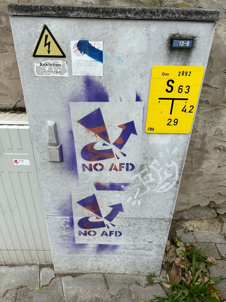 Stromverteilerkasten mit Aufschrift NO AFD