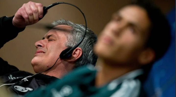 Photo of José Mourinho ripping off his headphones