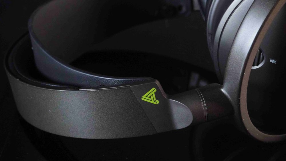 Close up pic of the Maxwell headset.