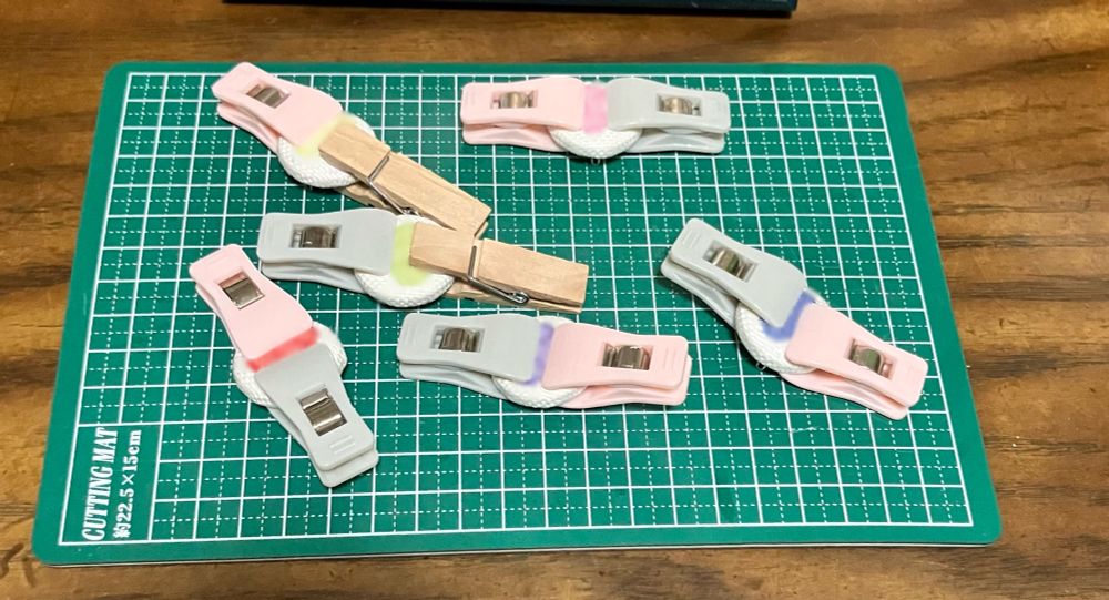 6色刺せたのでくるみボタンに接着中。