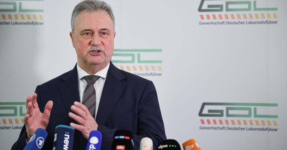 Seit einem Jahr ist Claus Weselsky offiziell nicht mehr Chef der Lokführergewerkschaft GDL. Doch der streitbare 66-Jährige mischt weiter mit und übt Kritik an der Deutschen Bahn. In einem Interview sp...