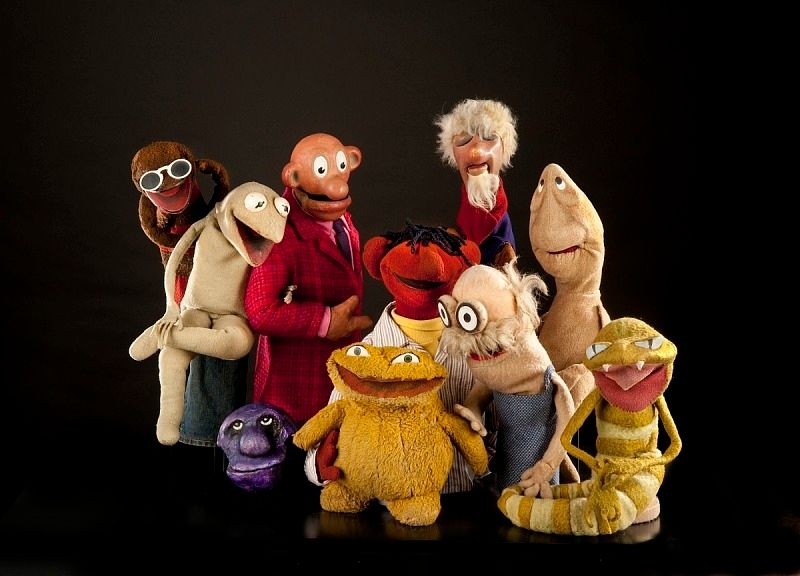 Ten muppets only Kermit looking familiar