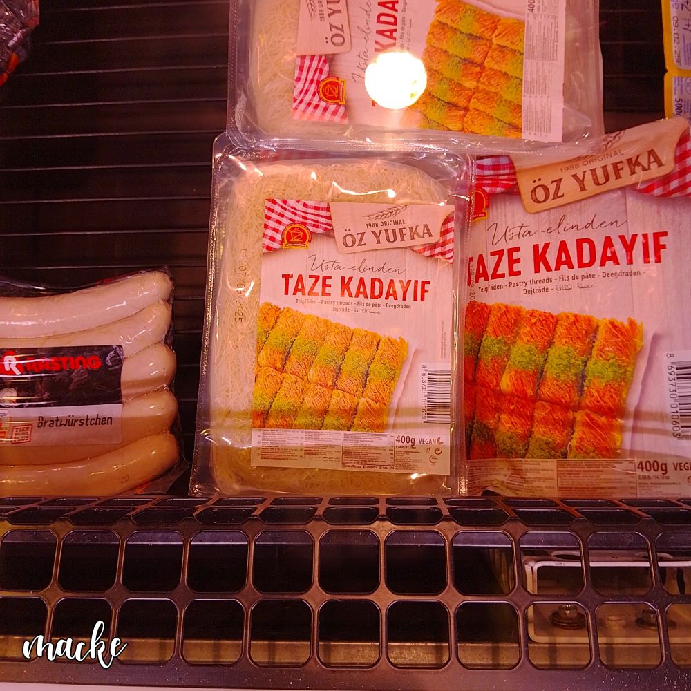 Kadayif eine Zusatz Zutat zu Dubai Schokolade , weder vegan noch Hallal neben Bratwurst gelagert.