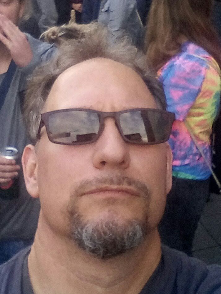 Bärtiger Typ  mit Sonnenbrille demonstriert gegen die AxD.