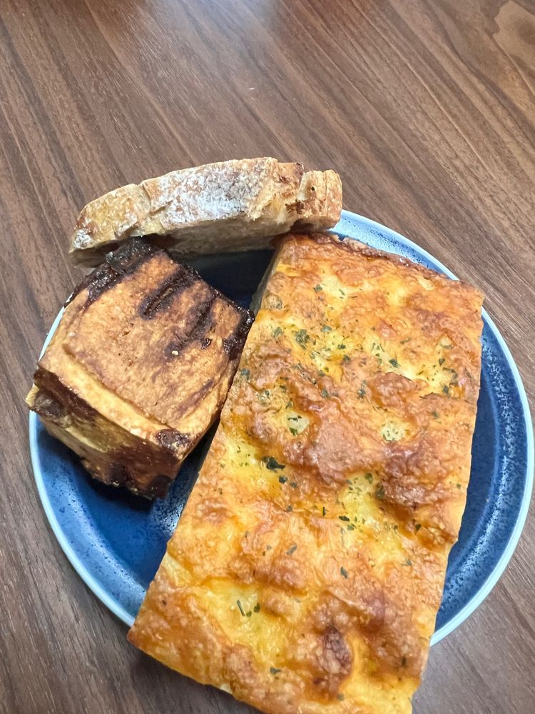 アンチョビのフォカッチャ、キャラメルスコーン、栗のカンパーニュ