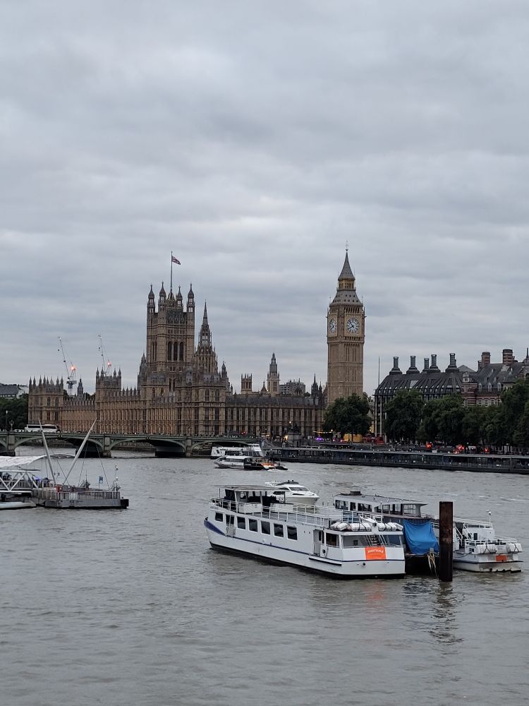View from the Thames to Parliament House. With boats on the river.