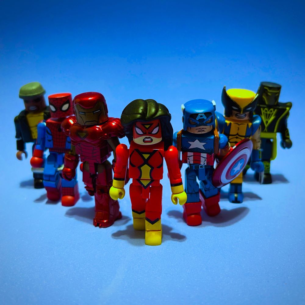 Minimates of Luke Cage, Spider-Man, Iron Man, Spider-Woman, Captain America, Wolverine and Ronin posed in an homage to the cover of New Avengers 7.