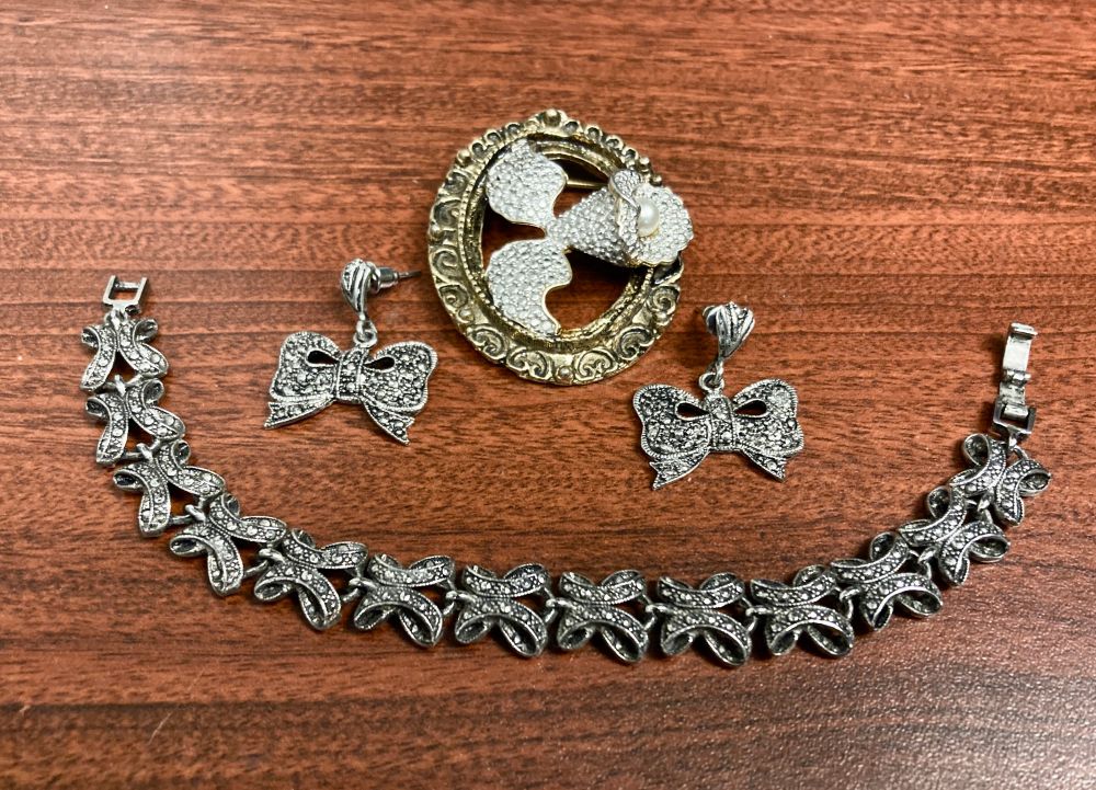 Vintage jewellery, bracelet, earrings and a brooch. 